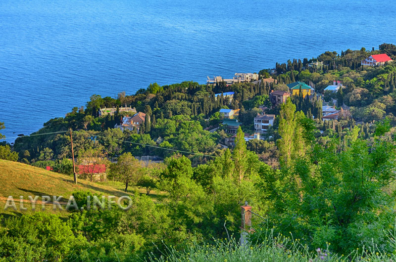 Алупка утопает в зелени