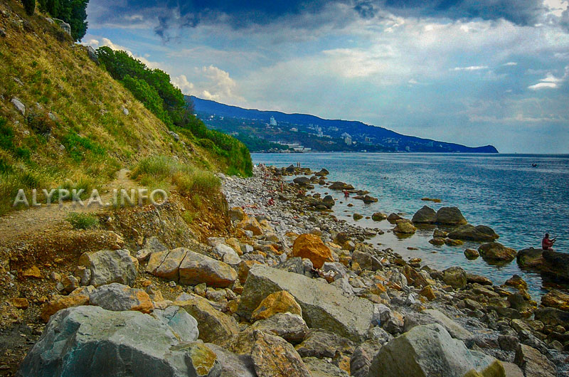 Дикий пляж в Алупке