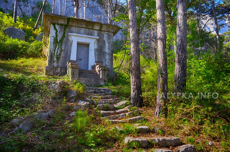 Источник с питевой водой над Алупкой