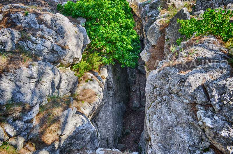 Глубокие расщелины на горе