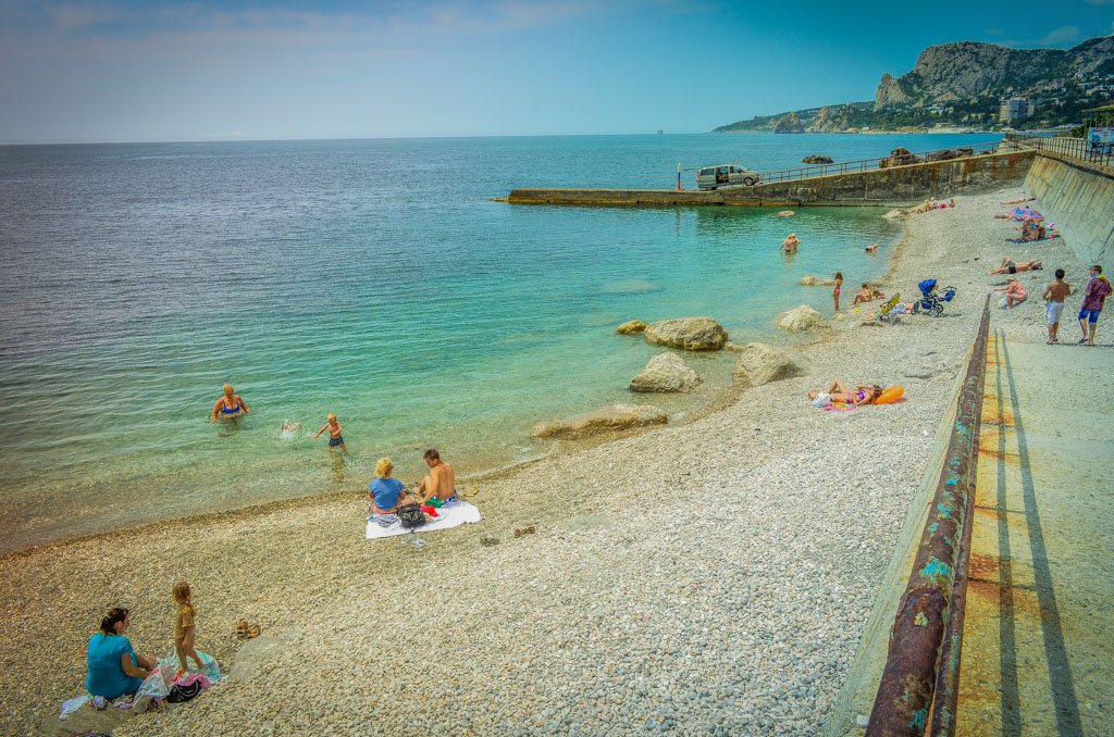 Пляж детского санатория им. Боброва в Алупке