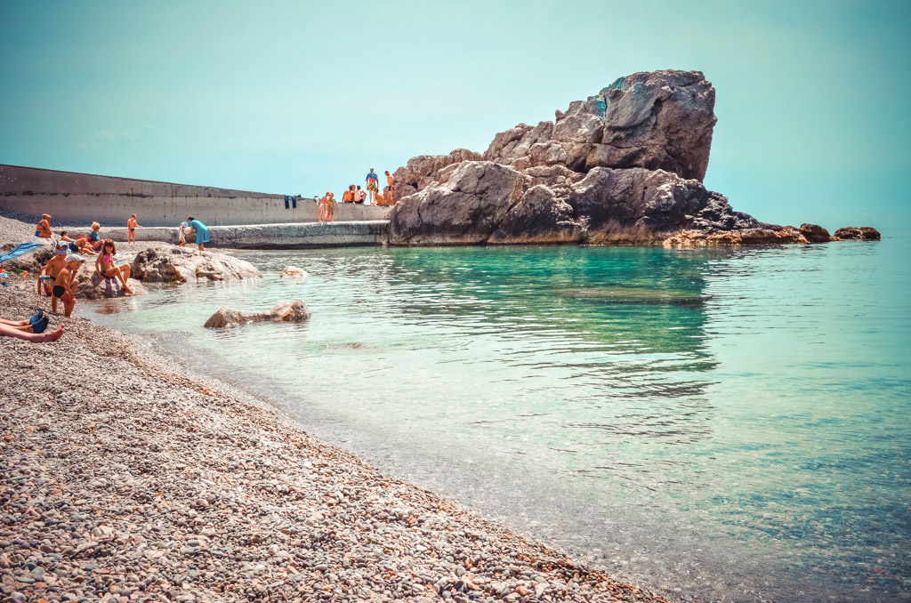 Скала Лягушка на пляже в Алупке